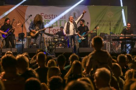 Poleg kulinaričnega tekmovanja so obiskovalci večer zaključili s koncertom legendarnega Željka Bebeka.